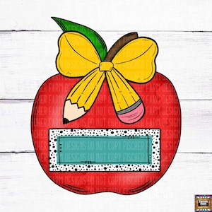 Pode incluir: Uma maçã vermelha com um laço amarelo e dois lápis, um com uma borracha rosa. A maçã tem uma borda de bolinhas pretas e brancas e uma faixa azul esverdeada com o texto "DESIGNS DO NOT COPY FISCHER".