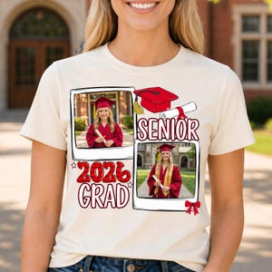 Puede incluir: Camiseta color crema con tem&aacute;tica de graduaci&oacute;n. La camiseta muestra dos fotos estilo polaroid de una graduada con birrete y toga rojos, junto con las palabras "SENIOR" y "2026 GRAD" en rojo.