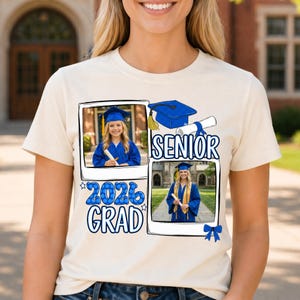 Puede incluir: Camiseta color crema con un dise&ntilde;o de graduaci&oacute;n. El dise&ntilde;o incluye dos fotos estilo polaroid de un graduado con birrete y toga azules, las palabras "SENIOR" y "2026 GRAD" en azul, y una ilustraci&oacute;n de birrete azul.