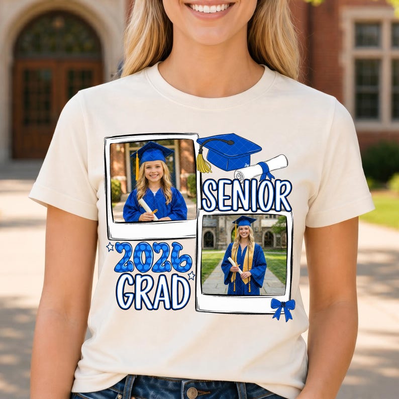 Puede incluir: Camiseta color crema con un dise&ntilde;o de graduaci&oacute;n. El dise&ntilde;o incluye dos fotos estilo polaroid de un graduado con birrete y toga azules, las palabras "SENIOR" y "2026 GRAD" en azul, y una ilustraci&oacute;n de birrete azul.