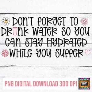Può includere: Un download digitale di un design grafico con il testo "Non dimenticare di bere acqua per rimanere idratato mentre soffri." La grafica è in bianco e nero con fiori rosa e un cuore rosa.