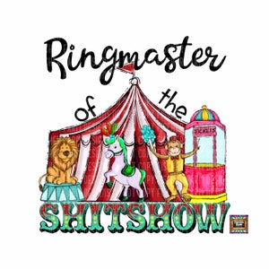 以下が含まれることがあります： ライオン、ユニコーン、サルがいるカラフルなサーカステント。テキスト「Ringmaster of the Shitshow」は、ファンシーなフォントで書かれています。