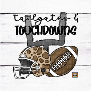 Könnte beinhalten: Eine digitale Illustration eines Footballhelms mit Leopardenmuster, einem Football und einem Footballtor. Der Text "tailgates & touchdowns" steht über dem Bild.