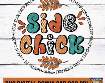 Pode incluir: Um download digital de um gráfico temático de Ação de Graças com o texto "Side Chick" em uma fonte colorida e caprichosa. O gráfico apresenta um design de folha de outono e uma lista de acompanhamentos de Ação de Graças.