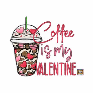 Puede incluir: Una taza de café rosa y marrón con corazones y un diseño de estampado de leopardo. El texto "Coffee is my Valentine" está escrito en rosa.