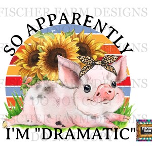 Könnte beinhalten: Ein rosa Ferkel mit einer Leopardenmuster-Schleife liegt in einem Feld voller Sonnenblumen. Das Ferkel schaut in die Kamera. Der Text "So Apparently I'm "Dramatic"" ist in einem Kreis um das Ferkel und die Sonnenblumen geschrieben.