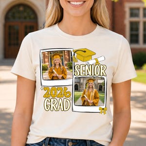 Puede incluir: Camiseta color crema con tem&aacute;tica de graduaci&oacute;n. La camiseta muestra dos fotos enmarcadas de un graduado con birrete y toga, junto con las palabras "SENIOR" y "2026 GRAD" en letras doradas. Tambi&eacute;n se representa un birrete y un diploma.