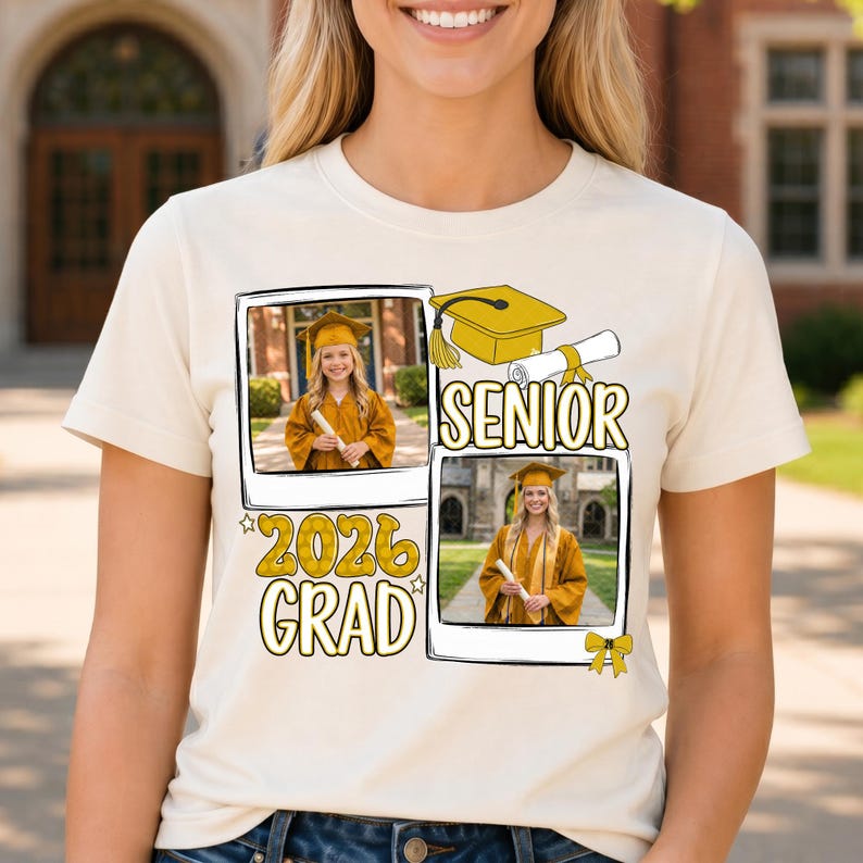 Puede incluir: Camiseta color crema con tem&aacute;tica de graduaci&oacute;n. La camiseta muestra dos fotos enmarcadas de un graduado con birrete y toga, junto con las palabras "SENIOR" y "2026 GRAD" en letras doradas. Tambi&eacute;n se representa un birrete y un diploma.