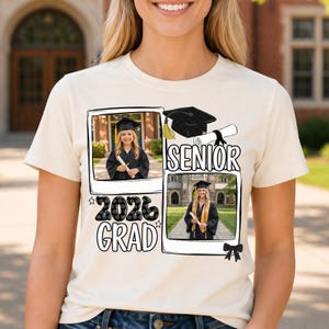 Puede incluir: Camiseta color crema con tem&aacute;tica de graduaci&oacute;n. La camiseta muestra dos fotos enmarcadas de una graduada, un birrete y las palabras "SENIOR 2026 GRAD" en negro. El dise&ntilde;o incluye un lazo negro.