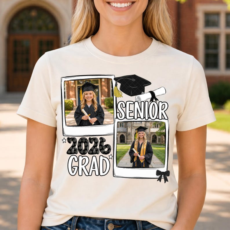 Puede incluir: Camiseta color crema con tem&aacute;tica de graduaci&oacute;n. La camiseta muestra dos fotos enmarcadas de una graduada, un birrete y las palabras "SENIOR 2026 GRAD" en negro. El dise&ntilde;o incluye un lazo negro.