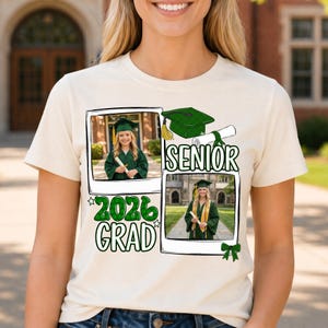 Puede incluir: Camiseta color crema con tem&aacute;tica de graduaci&oacute;n. La camiseta muestra dos im&aacute;genes tipo foto de un graduado con birrete y toga verdes, junto con las palabras "SENIOR" y "2026 GRAD" en verde. Tambi&eacute;n se ilustran un birrete y un diploma verdes.