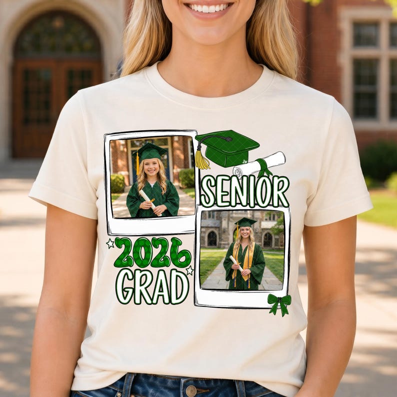 Puede incluir: Camiseta color crema con tem&aacute;tica de graduaci&oacute;n. La camiseta muestra dos im&aacute;genes tipo foto de un graduado con birrete y toga verdes, junto con las palabras "SENIOR" y "2026 GRAD" en verde. Tambi&eacute;n se ilustran un birrete y un diploma verdes.