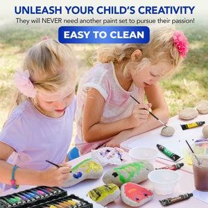 Pu&ograve; includere: Due bambini dipingono su pietre con tubetti di vernice acrilica colorata. I tubetti di vernice sono etichettati "Vernice acrilica". L'immagine include il testo "SCATENA LA CREATIVIT&Agrave; DEL TUO FIGLIO Non avranno MAI bisogno di un altro set di pittura per inseguire la loro passione! FACILE DA PULIRE"