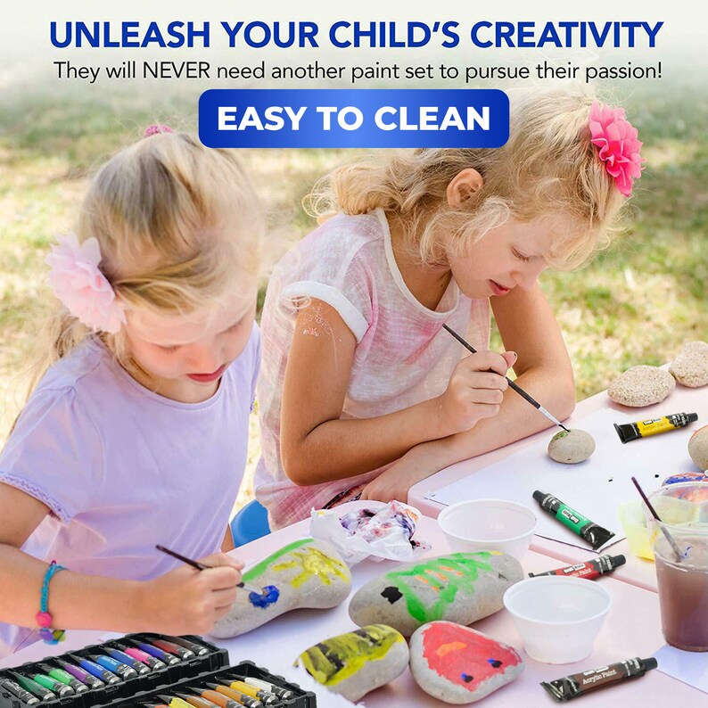 Pu&ograve; includere: Due bambini dipingono su pietre con tubetti di vernice acrilica colorata. I tubetti di vernice sono etichettati "Vernice acrilica". L'immagine include il testo "SCATENA LA CREATIVIT&Agrave; DEL TUO FIGLIO Non avranno MAI bisogno di un altro set di pittura per inseguire la loro passione! FACILE DA PULIRE"