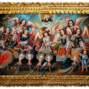 Puede incluir: Pintura enmarcada que representa un grupo de ángeles con alas, vestidos con ropa colorida y ornamentada. La obra de arte tiene un marco dorado y un fondo de cielo azul. El estilo de la pintura es reminiscente del arte religioso.