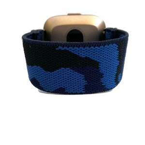 Op de afbeelding: Een elastisch horlogebandje voor een smartwatch, met een blauw en zwart camouflagepatroon.