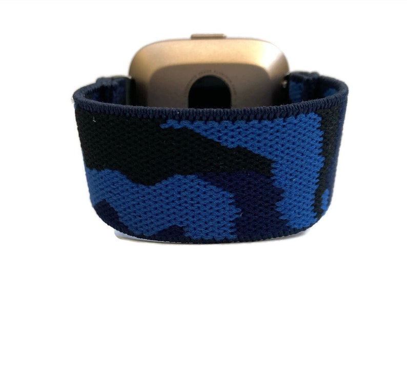 Op de afbeelding: Een elastisch horlogebandje voor een smartwatch, met een blauw en zwart camouflagepatroon.