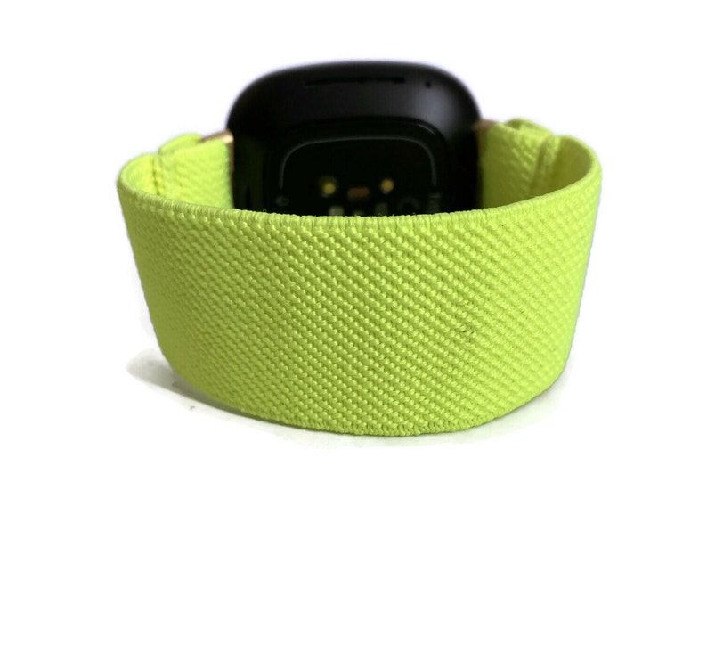 Op de afbeelding: Een felgeel fitness tracker bandje met een zwart horloge gezicht.