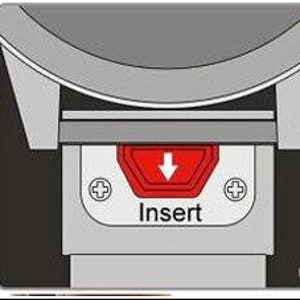 Op de afbeelding: Een drietrapsgids over het inbrengen van een horlogeband in een horlogekast. De eerste stap toont een rode knop met een pijl naar beneden met het label "Push". De tweede stap toont een rode knop met een pijl naar beneden met het label "Insert". De derde stap toont een rode knop met een pijl naar boven met het label "Check".