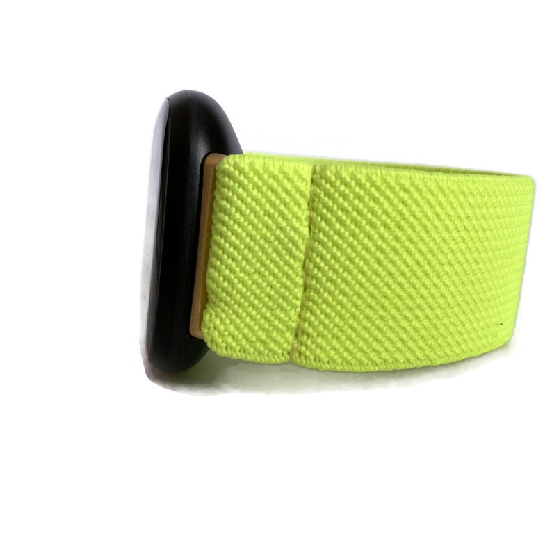 Op de afbeelding: Een zwart horloge met een felgroen elastisch bandje.