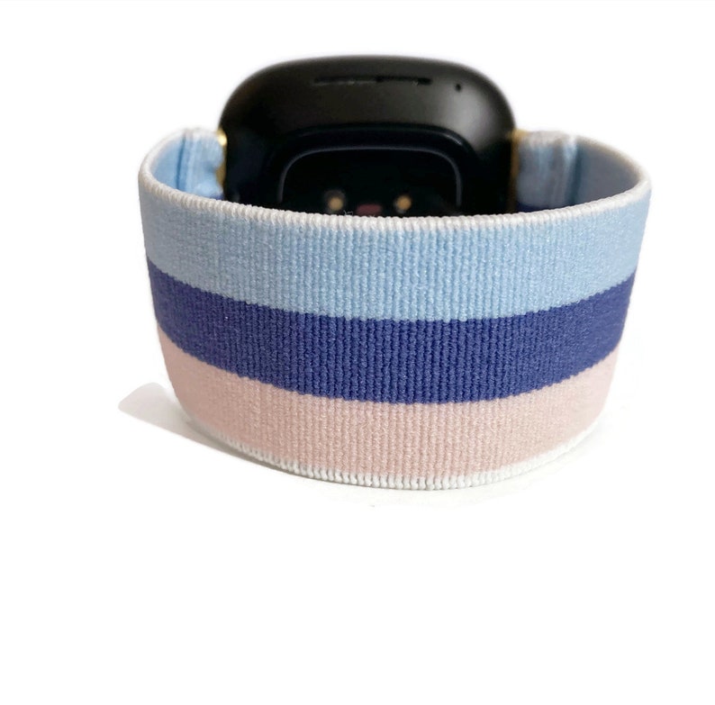 Może przedstawiać: Elastyczny pasek do zegarka smartwatch w paski niebieskie, r&oacute;żowe i fioletowe.