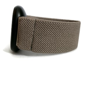 K&ouml;nnte beinhalten: Ein braunes elastisches Armband mit einer schwarzen Metallschnalle.