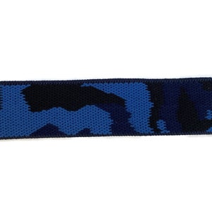 Op de afbeelding: Blauw en zwart camouflage-gepatroneerd elastisch band met zwarte metalen gespen.