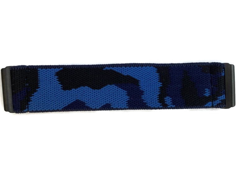 Op de afbeelding: Blauw en zwart camouflage-gepatroneerd elastisch band met zwarte metalen gespen.