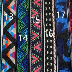 Peut inclure: Collection de sangles élastiques colorées avec divers motifs tissés. Les motifs comprennent des rayures, des formes géométriques et des motifs floraux dans des tons de bleu, rose, orange, vert et noir. Idéal pour l'artisanat ou les vêtements.