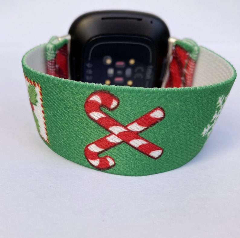 Puede incluir: Una banda de reloj de tem&aacute;tica navide&ntilde;a verde y roja con un dise&ntilde;o de bast&oacute;n de caramelo. La banda est&aacute; hecha de un material suave y el&aacute;stico y es compatible con la mayor&iacute;a de los relojes inteligentes.
