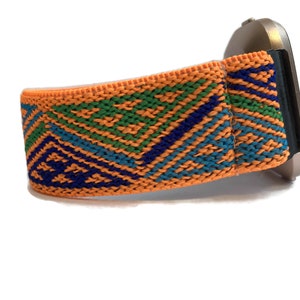 Peut inclure: Bracelet de montre orange, bleu et vert avec un motif tiss&eacute;.