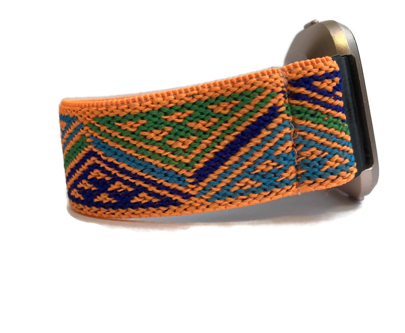 Peut inclure: Bracelet de montre orange, bleu et vert avec un motif tiss&eacute;.