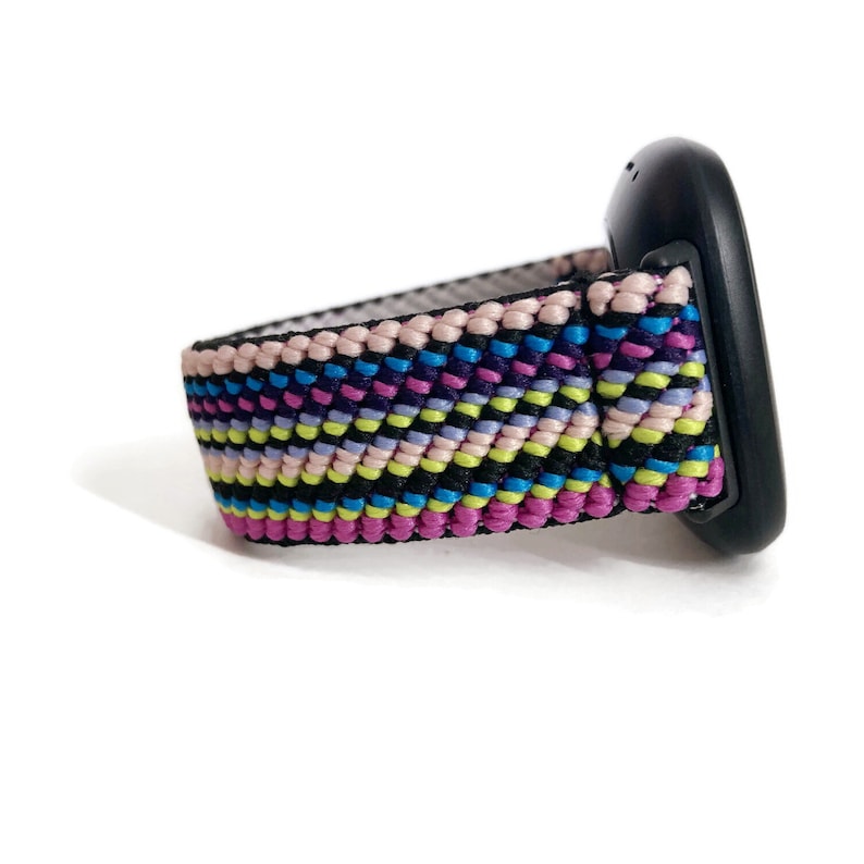 Pode incluir: Uma pulseira de rel&oacute;gio preta com um padr&atilde;o tecido colorido em rosa, roxo, azul, verde e amarelo.