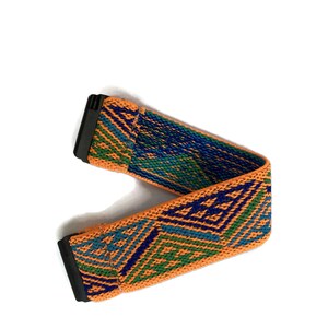 Peut inclure: Bande &eacute;lastique orange, bleue et verte &agrave; motifs avec des boucles en plastique noires &agrave; chaque extr&eacute;mit&eacute;.