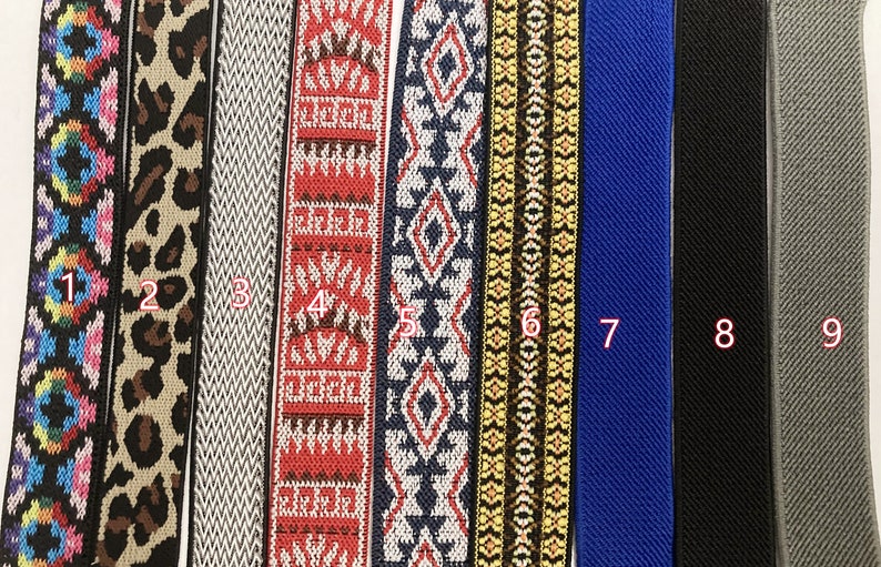 Op de afbeelding: Negen verschillende soorten elastische trim, elk met een uniek patroon. De trims zijn genummerd van 1 tot 9. De trims zijn allemaal ongeveer 2,5 cm breed.