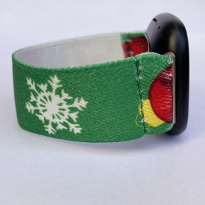 Puede incluir: Banda de reloj de Navidad verde y blanca con un copo de nieve y adornos rojos y amarillos. La banda est&aacute; hecha de un material suave y el&aacute;stico.