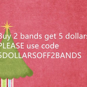 K&ouml;nnte beinhalten: Ein gr&uuml;ner Weihnachtsbaum mit einem gelben Stern oben. Text auf rotem Hintergrund lautet: "Buy 2 bands get 5 dollars off PLEASE use code 5DOLLARSOFF2BANDS"