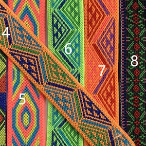 Pode incluir: Dez fitas tecidas coloridas com padr&otilde;es geom&eacute;tricos. As fitas s&atilde;o numeradas de 1 a 10.