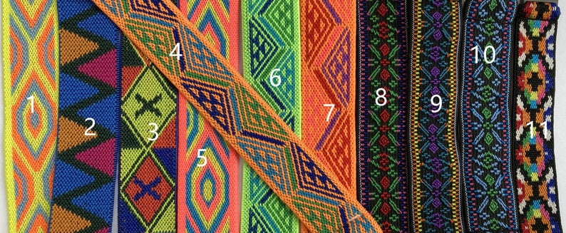 Pode incluir: Dez fitas tecidas coloridas com padr&otilde;es geom&eacute;tricos. As fitas s&atilde;o numeradas de 1 a 10.