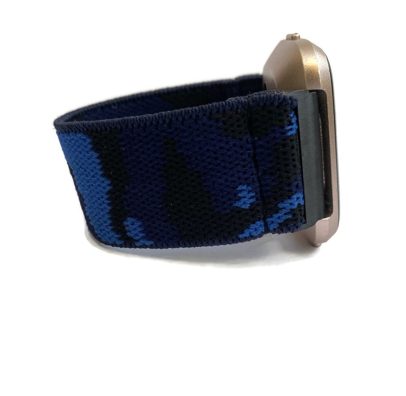 Op de afbeelding: Een blauw en zwart camouflage-patroon horlogebandje met een ros&eacute;gouden horlogewijzerplaat.