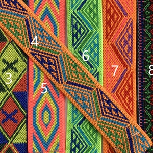 K&ouml;nnte beinhalten: Zehn verschiedene bunte gewebte Stoffstreifen mit geometrischen Mustern. Die Streifen sind von 1 bis 10 nummeriert.