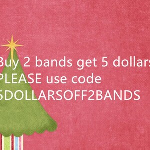 Op de afbeelding: Een groene kerstboom met een gele ster bovenop. Tekst op een rode achtergrond luidt: "Buy 2 bands get 5 dollars off PLEASE use code 5DOLLARSOFF2BANDS"