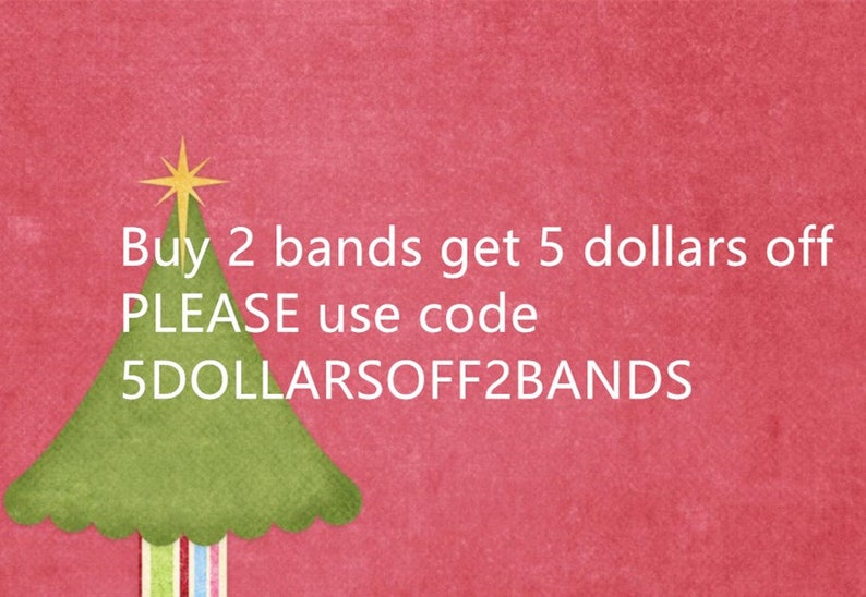 Op de afbeelding: Een groene kerstboom met een gele ster bovenop. Tekst op een rode achtergrond luidt: "Buy 2 bands get 5 dollars off PLEASE use code 5DOLLARSOFF2BANDS"