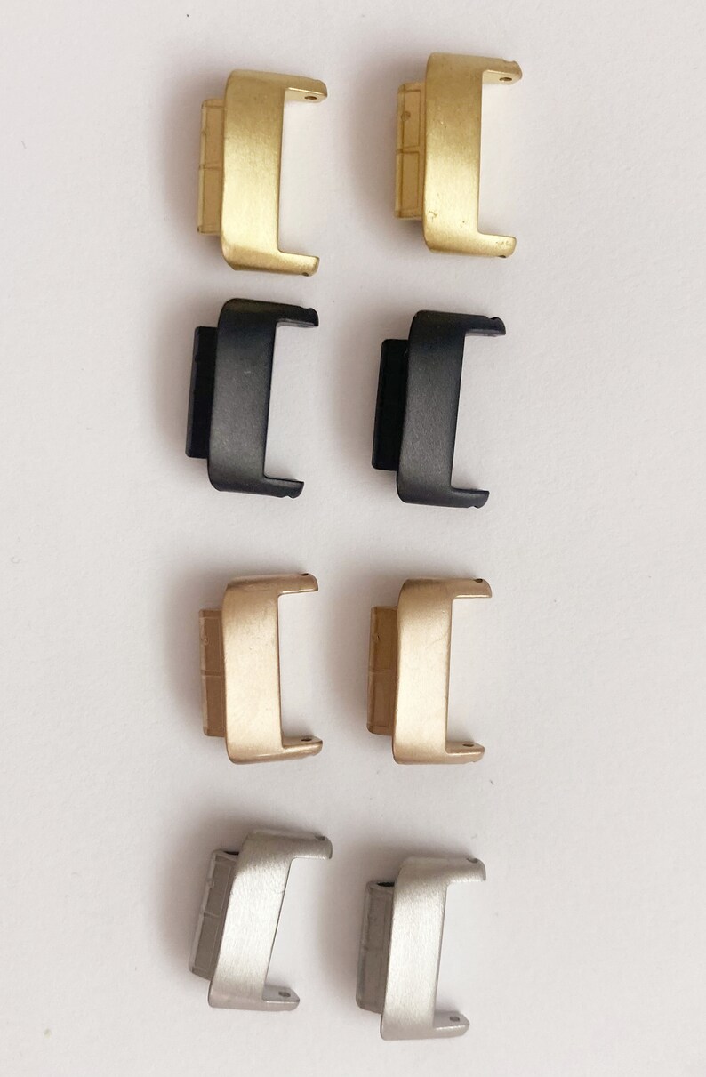 Puede incluir: Ocho pasadores de resorte para correas de reloj en cuatro colores diferentes: dorado, negro, oro rosa y plateado. Los pasadores de resorte est&aacute;n dispuestos en dos filas de cuatro.