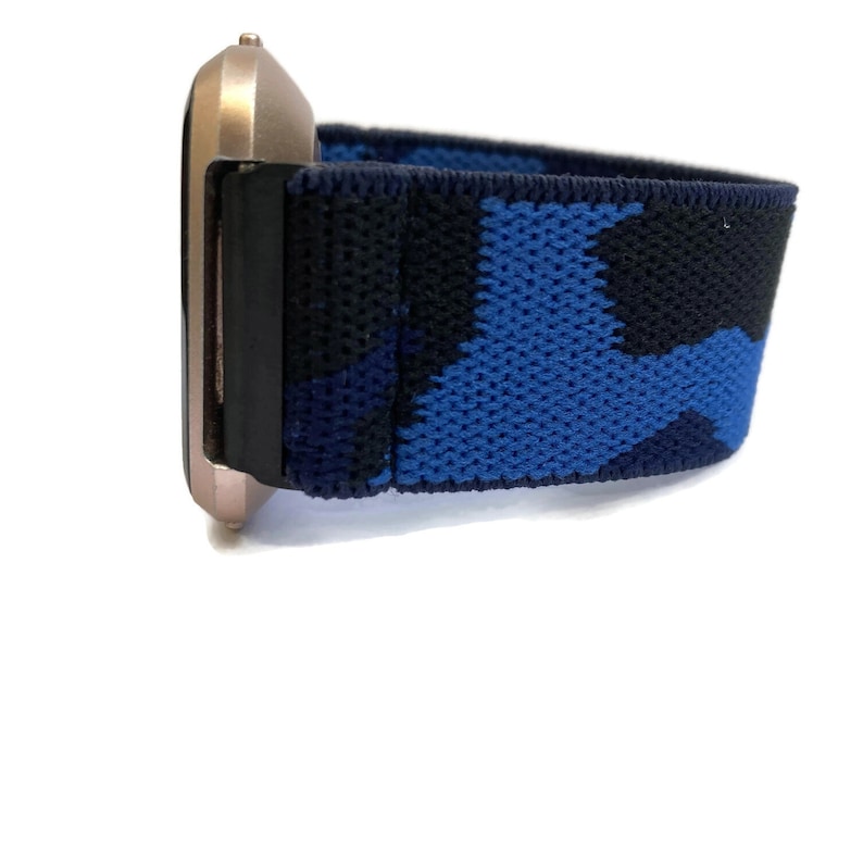 Op de afbeelding: Een blauw en zwart camouflage-patroon horlogebandje met een ros&eacute;gouden horlogewijzerplaat.
