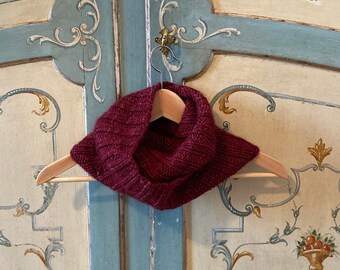 A Simple Cowl - knitting pattern; beginner friendly