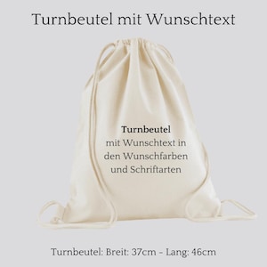 Könnte beinhalten: Ein weißer Turnbeutel mit dem Aufdruck "Turnbeutel mit Wunschtext in den Wunschfarben und Schriftarten". Der Beutel ist 37 cm breit und 46 cm lang.