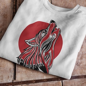 Könnte beinhalten: Weißes Sweatshirt mit einem roten Kreis und einem schwarzen und roten stilisierten Wolf, der zum Mond heult.