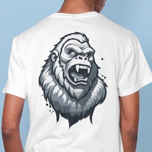 Könnte beinhalten: Weißes T-Shirt mit einem Grafikdruck eines brüllenden Gorillas auf der Rückseite. Der Gorilla ist in Grautönen und Weiß gezeichnet.