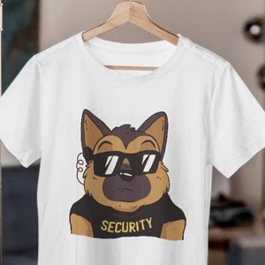 Puede incluir: Camiseta blanca con una imagen de dibujos animados de un pastor alemán con gafas de sol y una camiseta negra que dice "SECURITY".